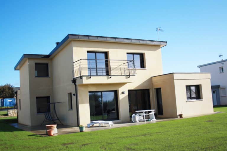 construction-dune-Grande-maison-contemporaine-avancee-toit-plat-et-garde-corps.jpg