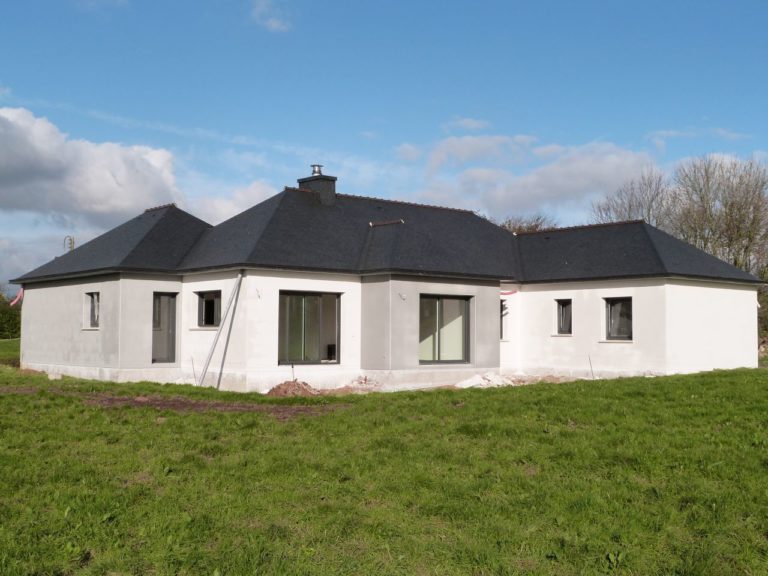 construction-maison-plain-pied-ardoise-en-cours-de-finition.jpg