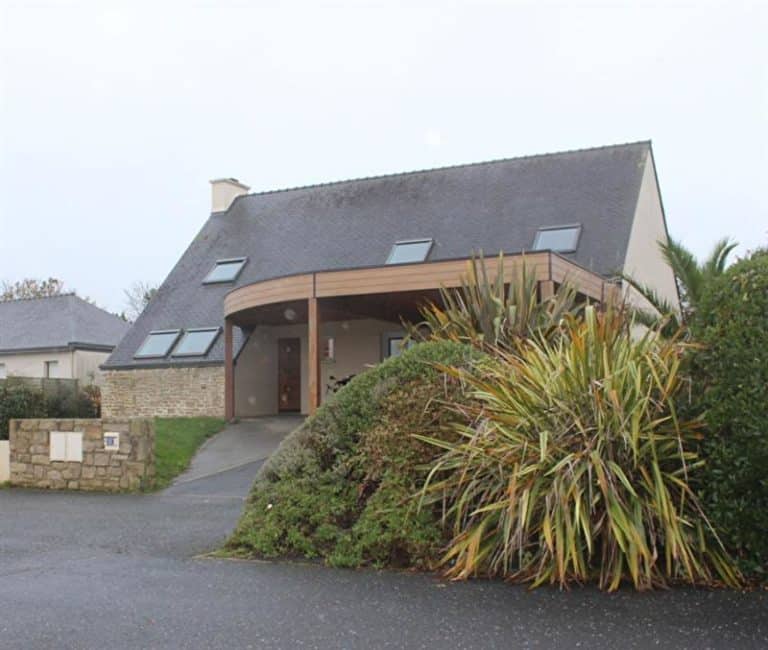 extension-maison-traditionnelle-avec-ajout-d-un-carport-semi-cintre-werzalith.jpg